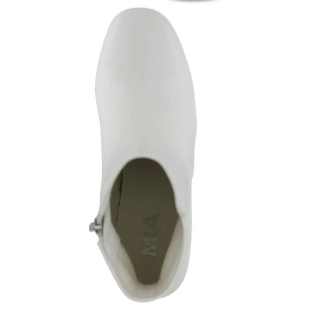 MIA Kymi Block Heel Bootie - Picture 4 of 10